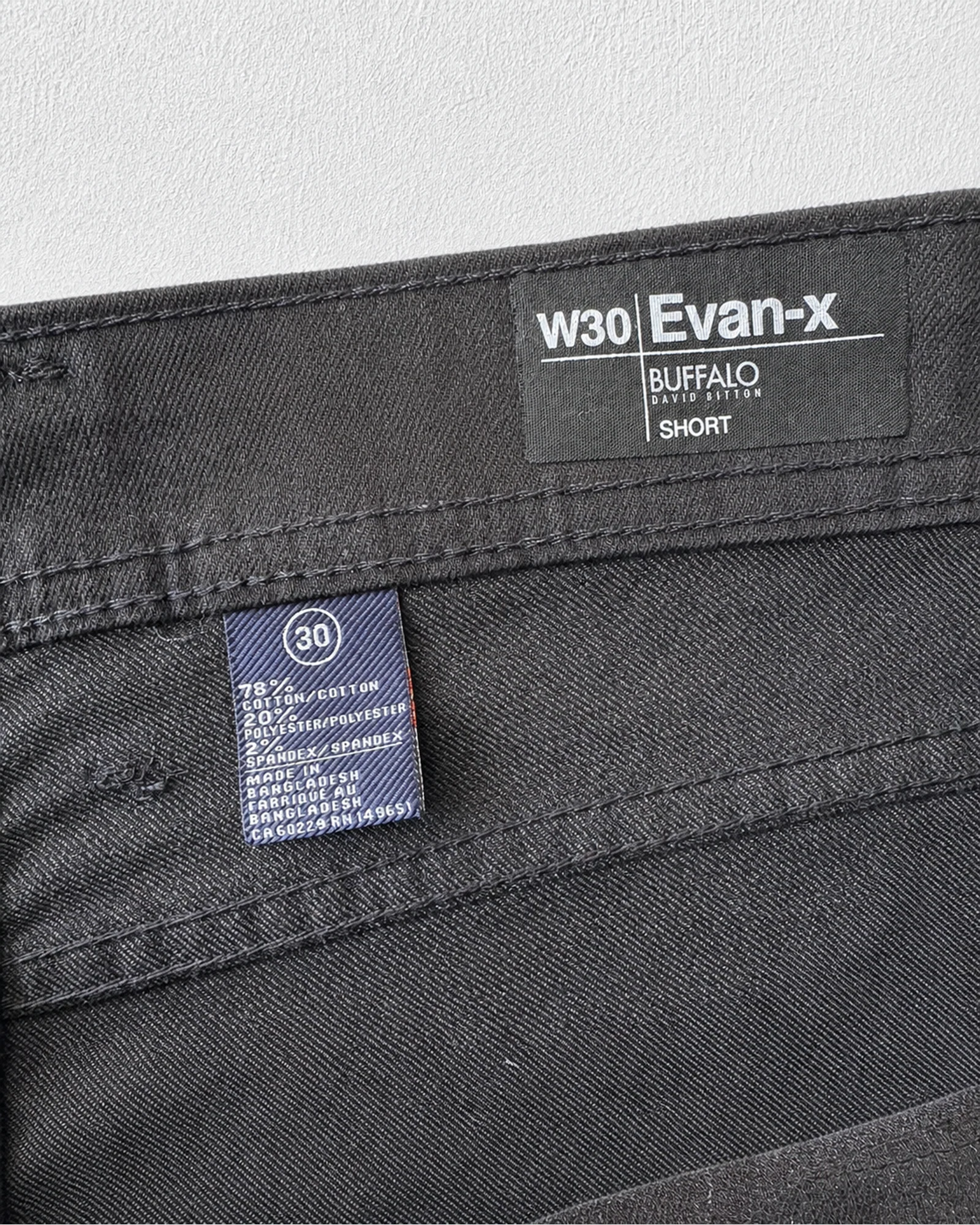 Etiqueta original de marca y talla de short buffalo david bitton negro y gris talla us 30 (w30)