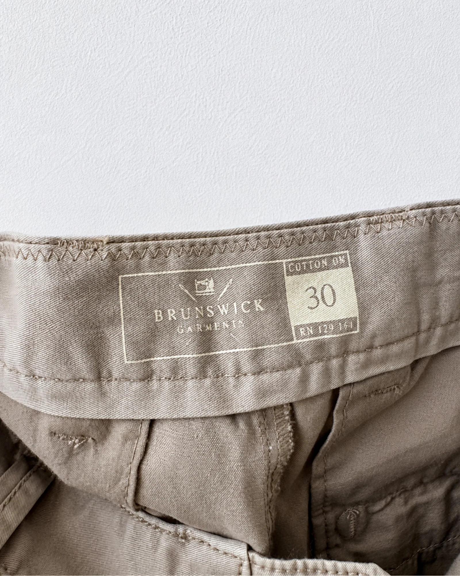 Etiqueta original de marca y talla de short brunswick garments tan y beige talla 30