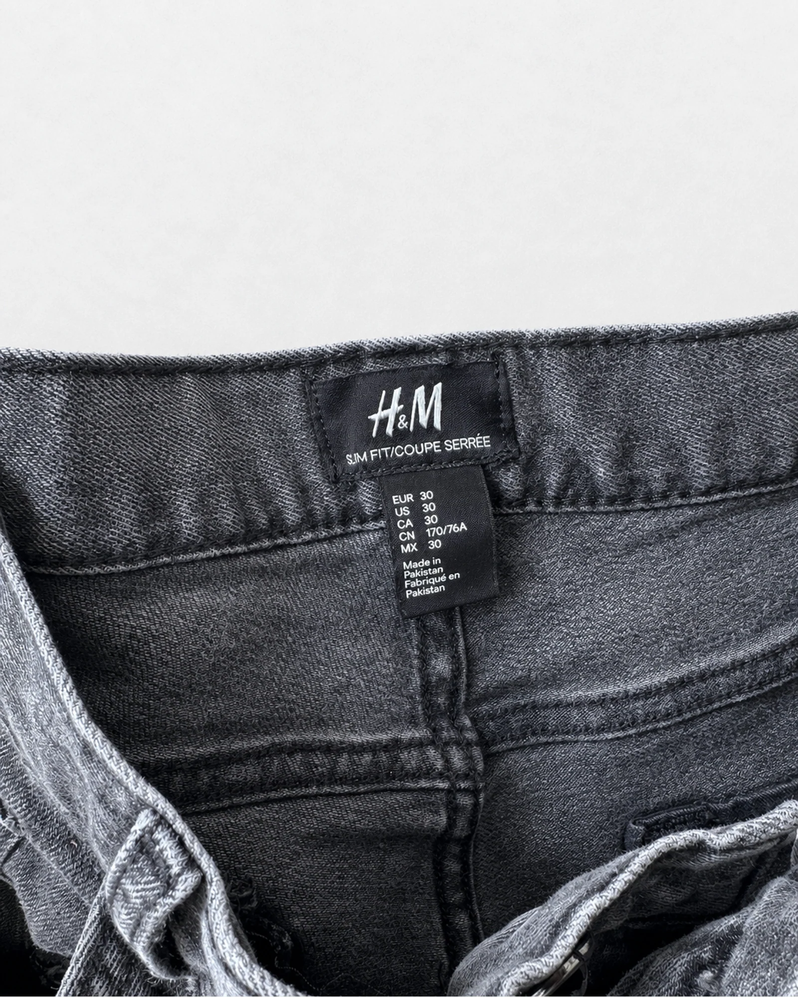 Etiqueta original de marca y talla de short h&m dark gray talla eur 30 / us 30 / ca 30 / cn 170/76a