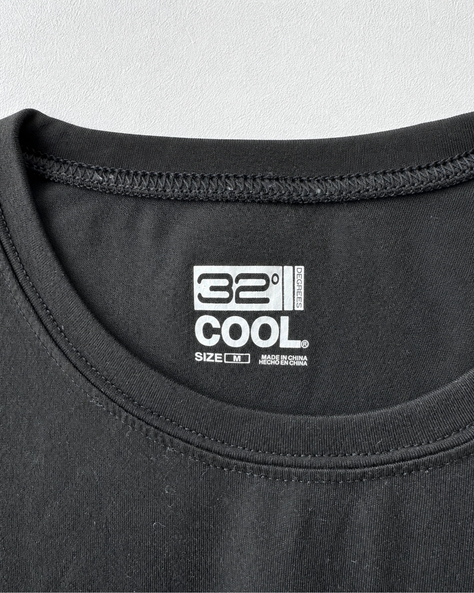 Etiqueta original de marca y talla de camisa o top 32 degrees cool negro talla m