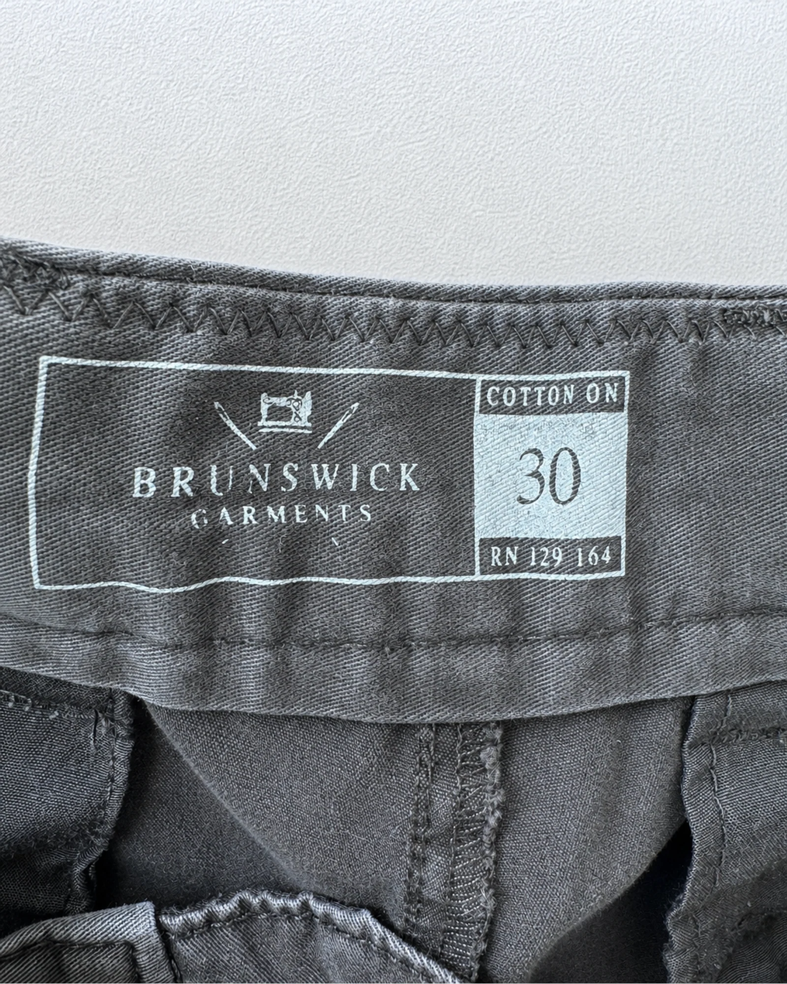 Etiqueta original de marca y talla de short brunswick garments negro y gris talla 30