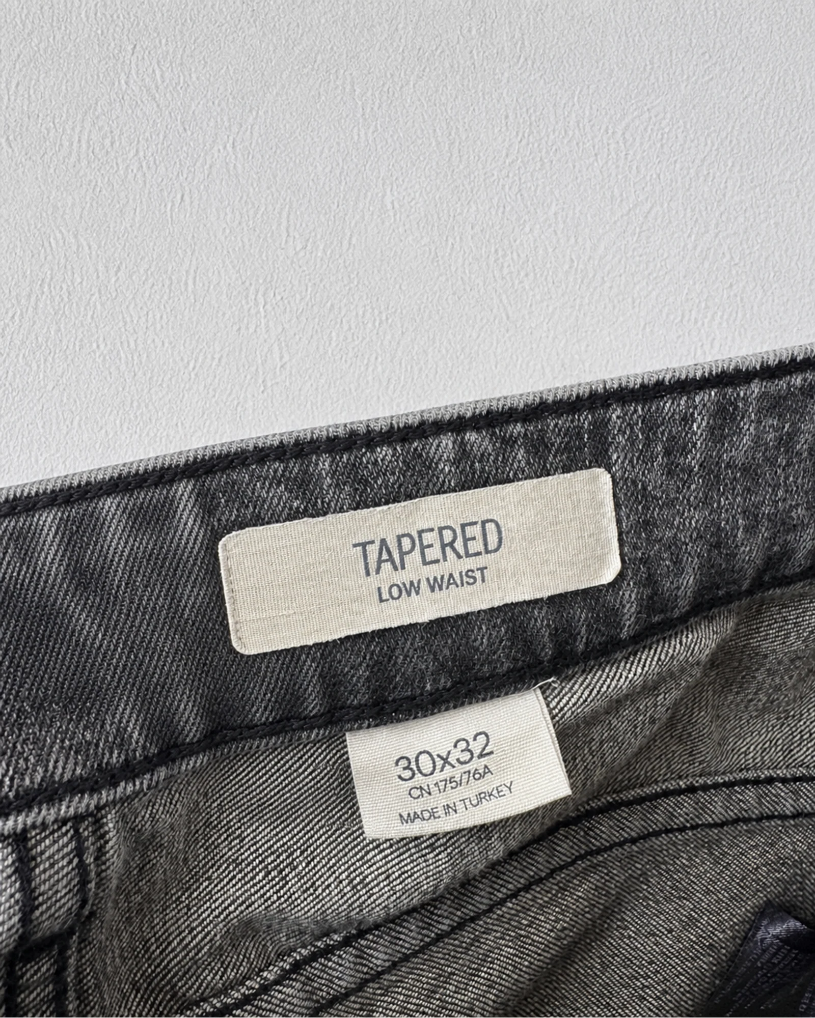 Etiqueta original de marca y talla de short negro y gris talla us 30x32 (w30 / l32)