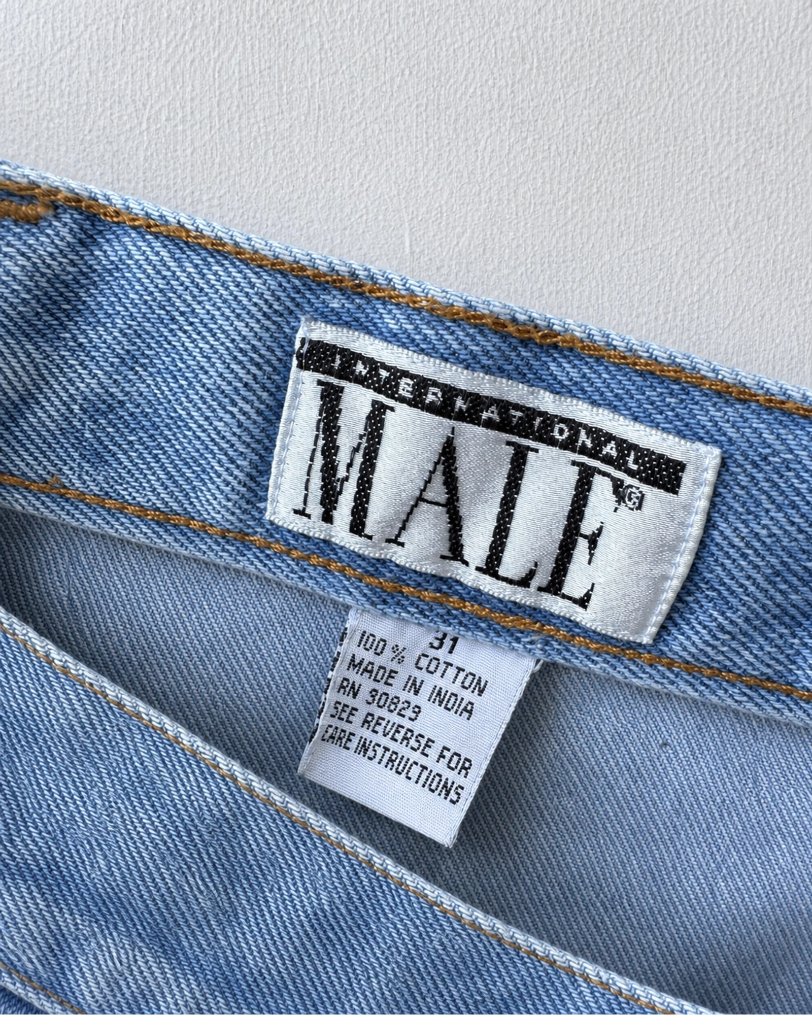 Etiqueta original de marca y talla de short male international light blue talla por confirmar