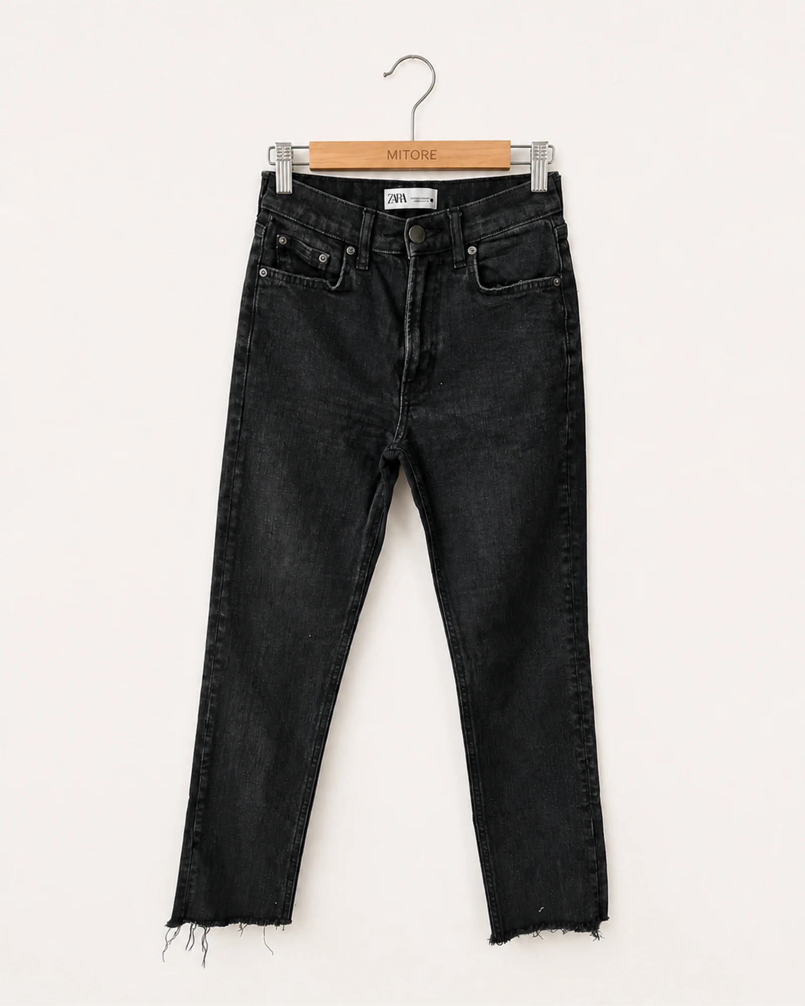 Vista frontal de jean zara negro talla eur 34 / usa 2 / mex 24
