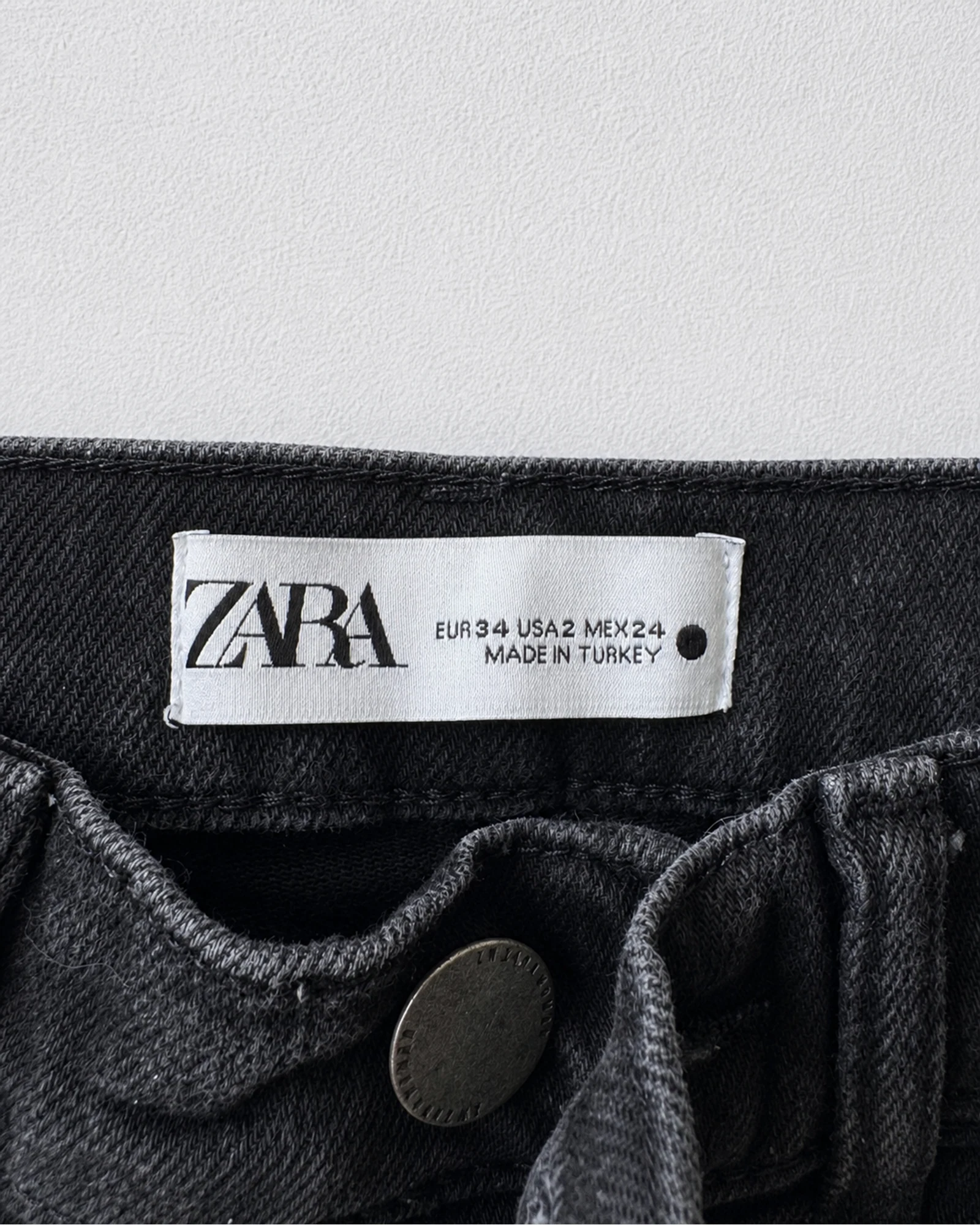 Etiqueta original de marca y talla de jean zara negro talla eur 34 / usa 2 / mex 24