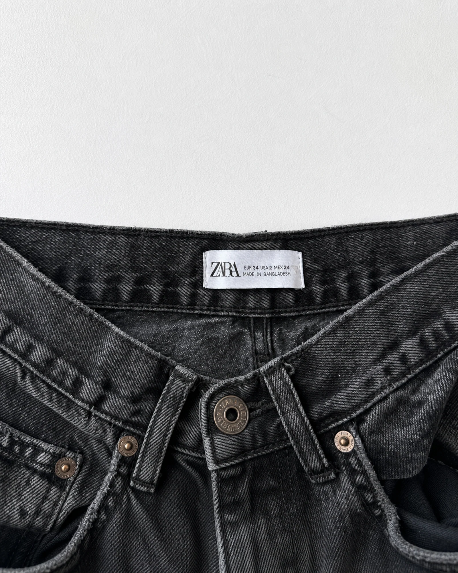Etiqueta original de marca y talla de jean zara negro y gris talla eur 34 / usa 2 / mex 24