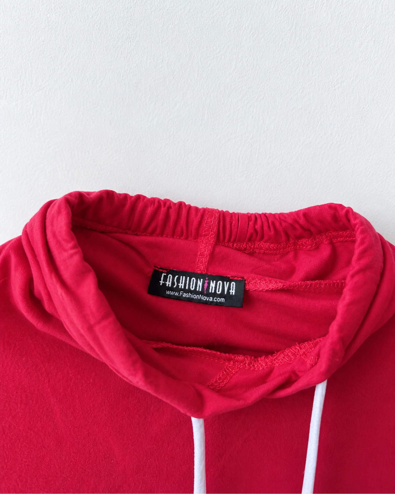 Etiqueta original de marca y talla de pantalón fashion nova rojo talla por confirmar