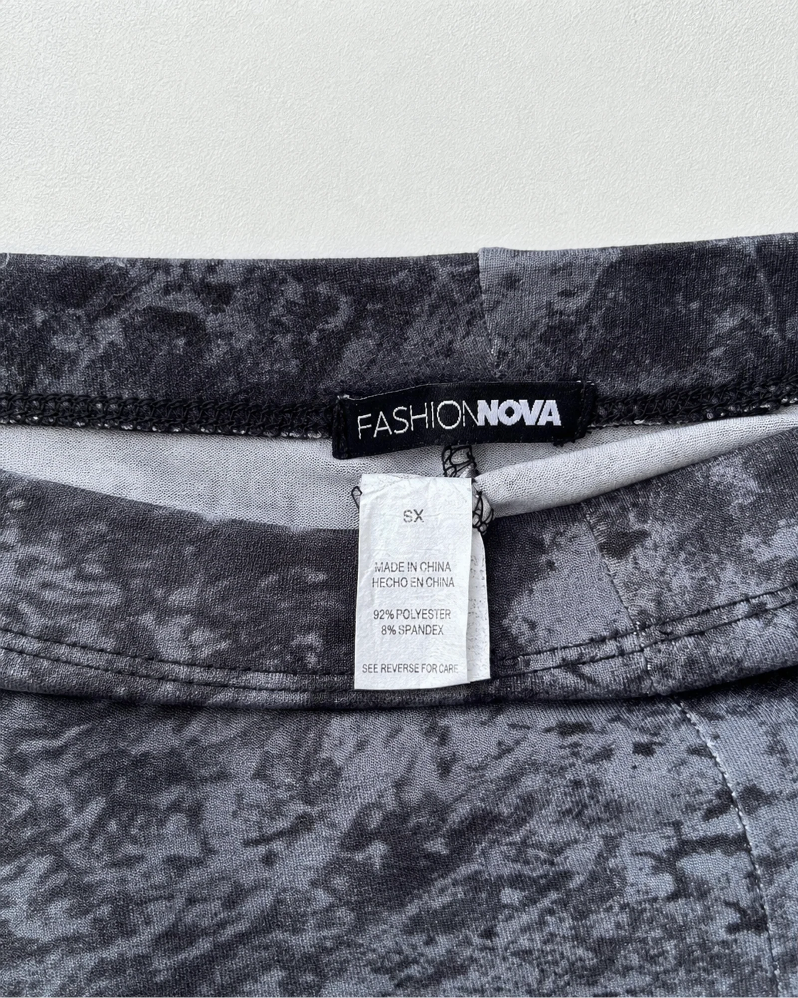 Etiqueta original de marca y talla de leggings fashion nova gris y negro talla xs