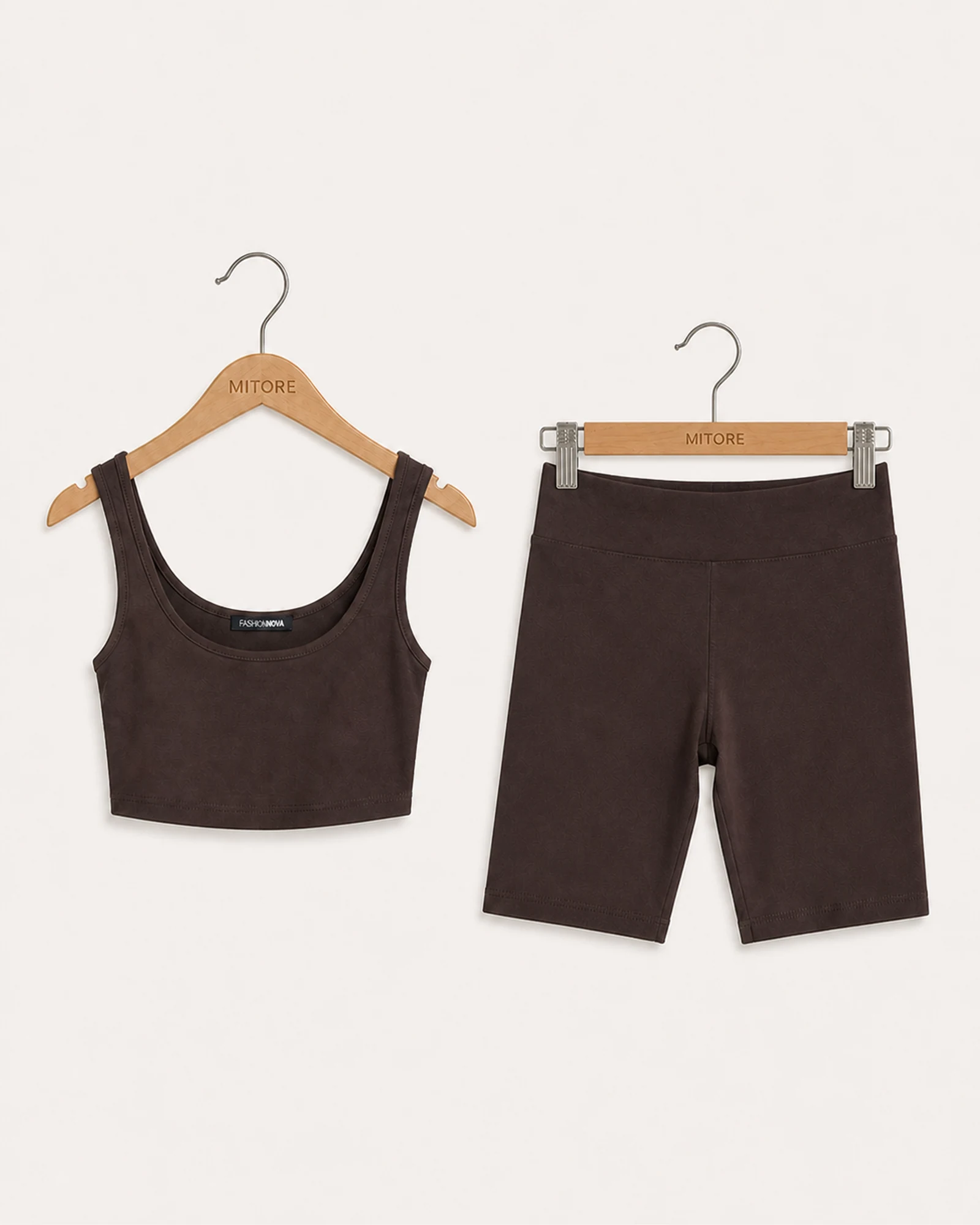 Vista frontal de conjunto fashion nova café de top y short talla por confirmar