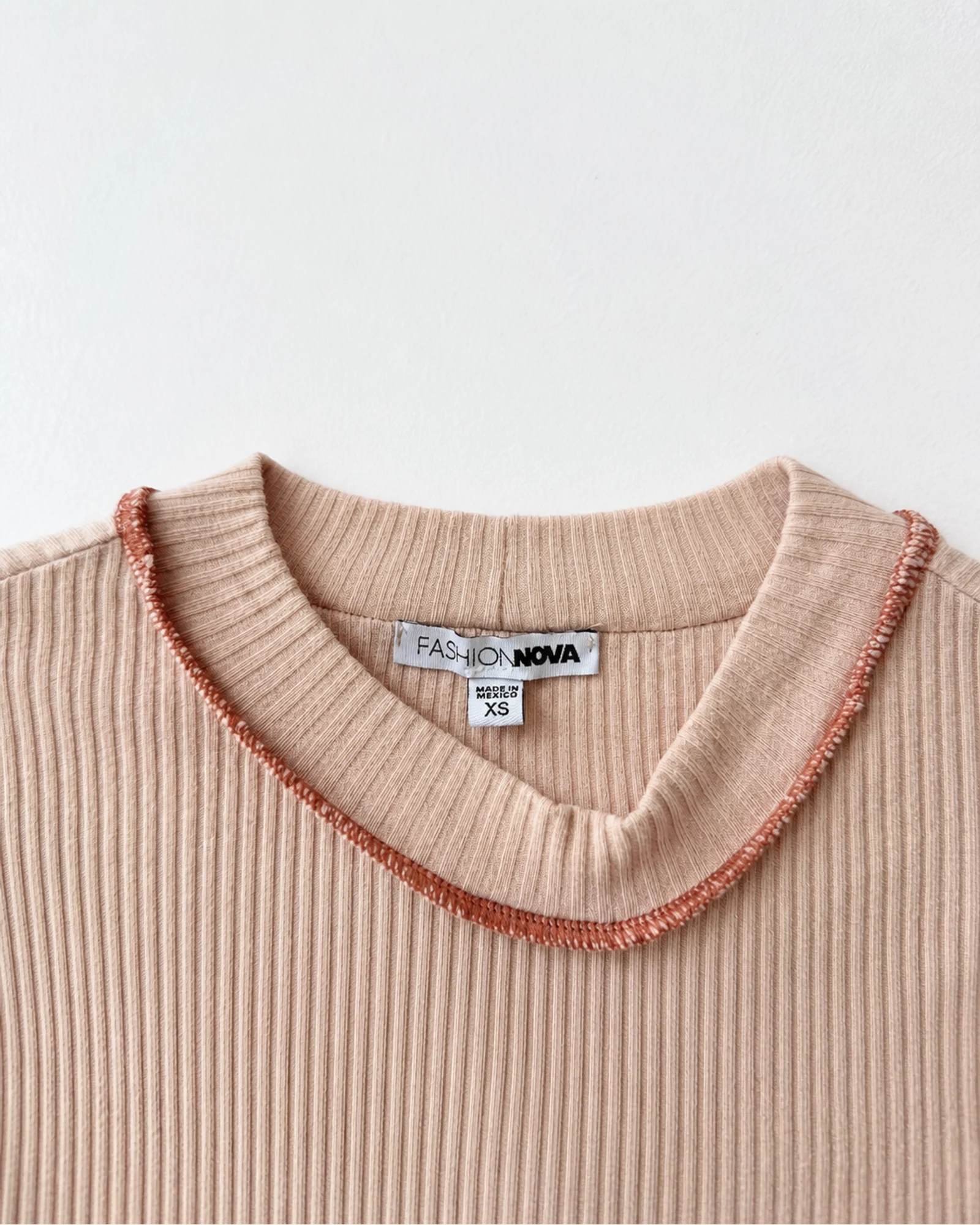 Etiqueta original de marca y talla de set fashion nova beige talla xs