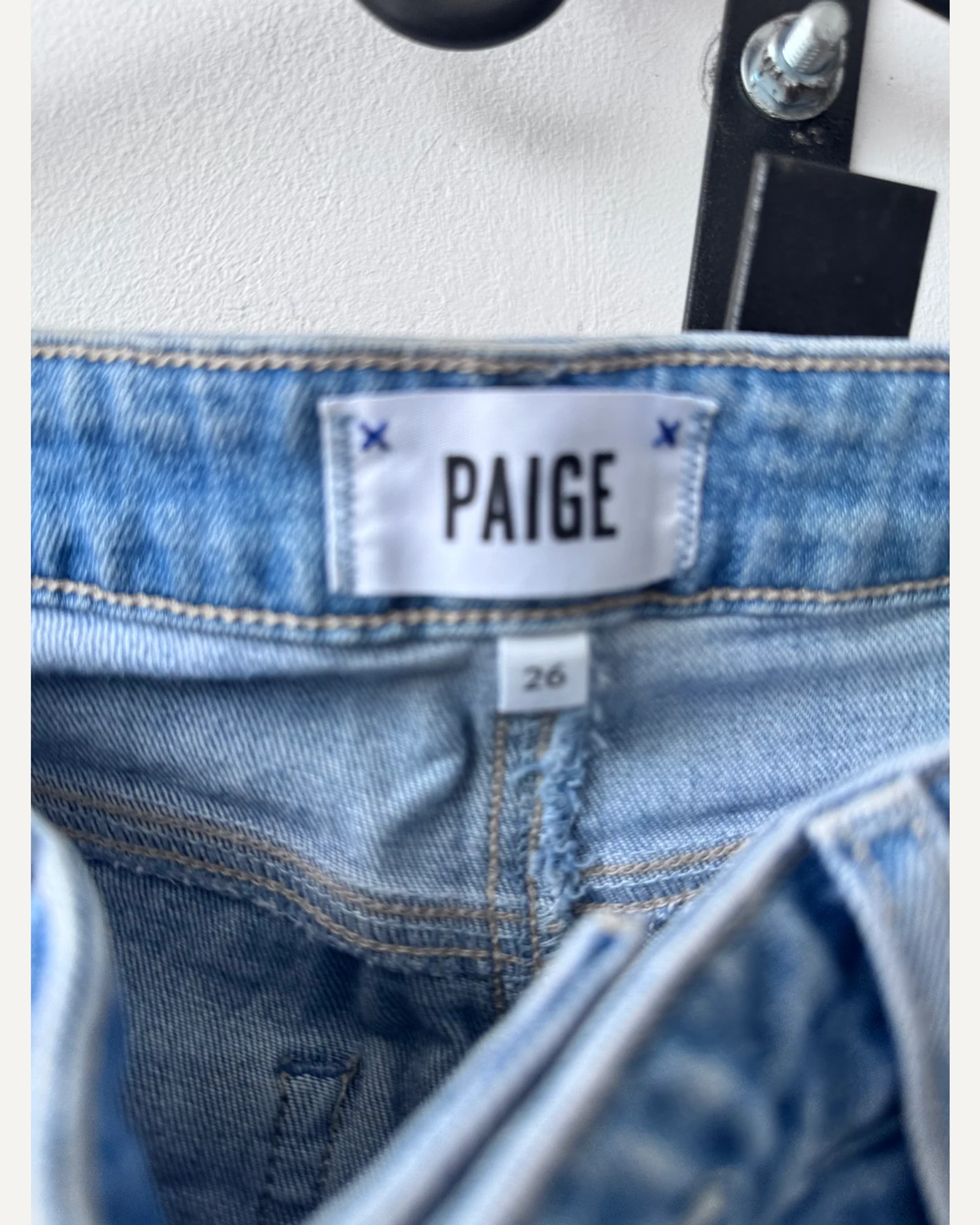 Etiqueta original de marca y talla de jean paige light blue talla 26