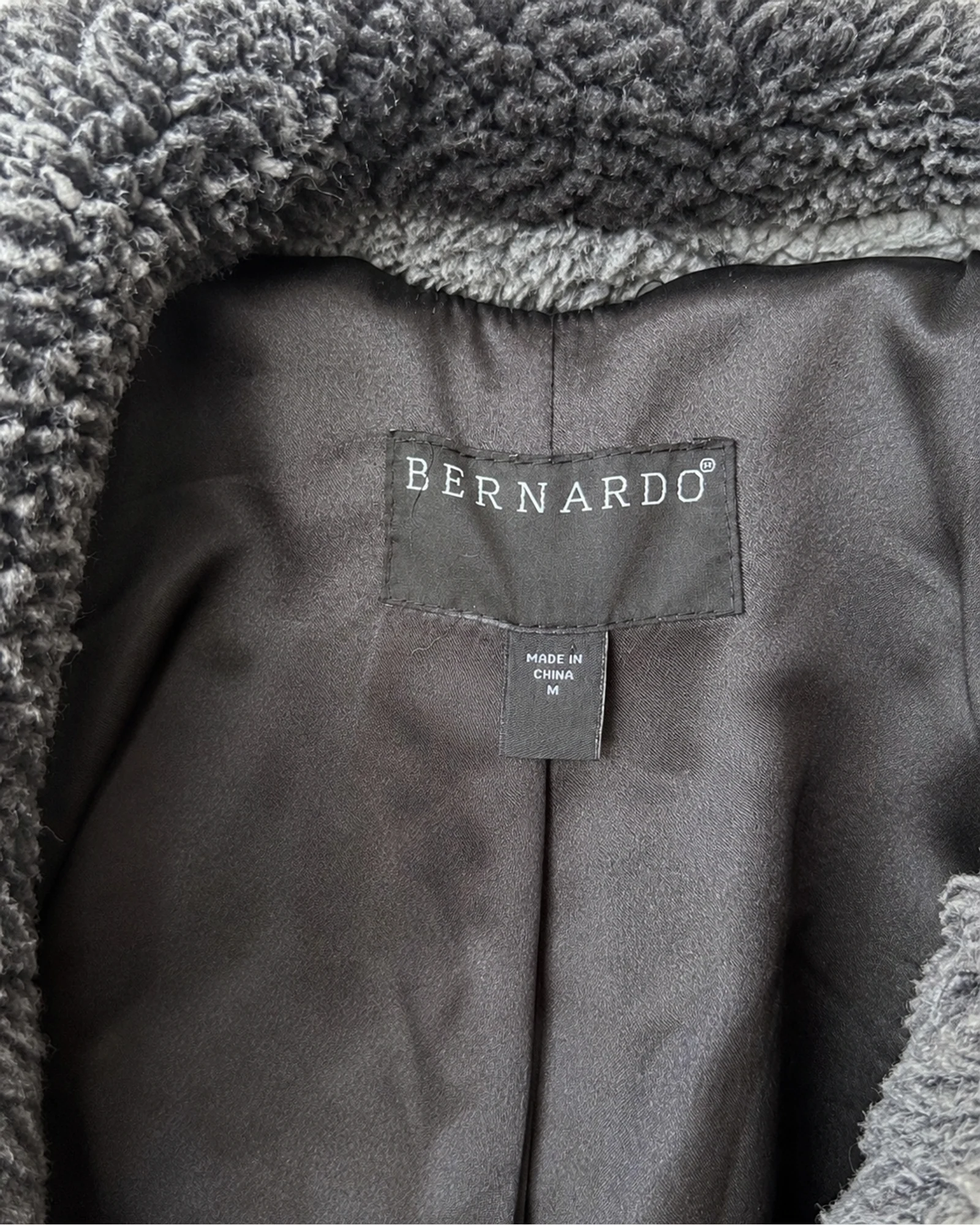 Etiqueta original de marca y talla de chaqueta o blazer bernardo negro y blanco talla s