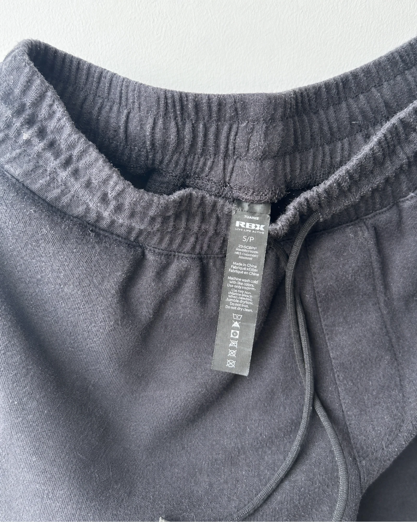 Etiqueta original de marca y talla de short gris talla s/p