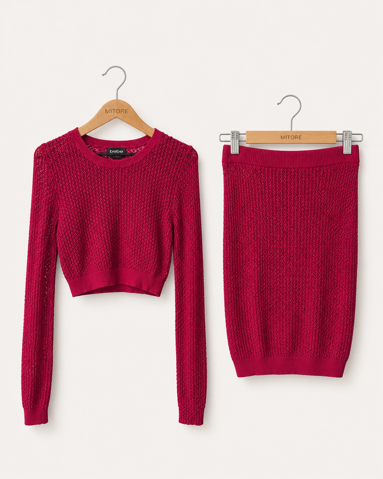 Vista frontal de conjunto tejido bebe rojo de dos piezas talla s