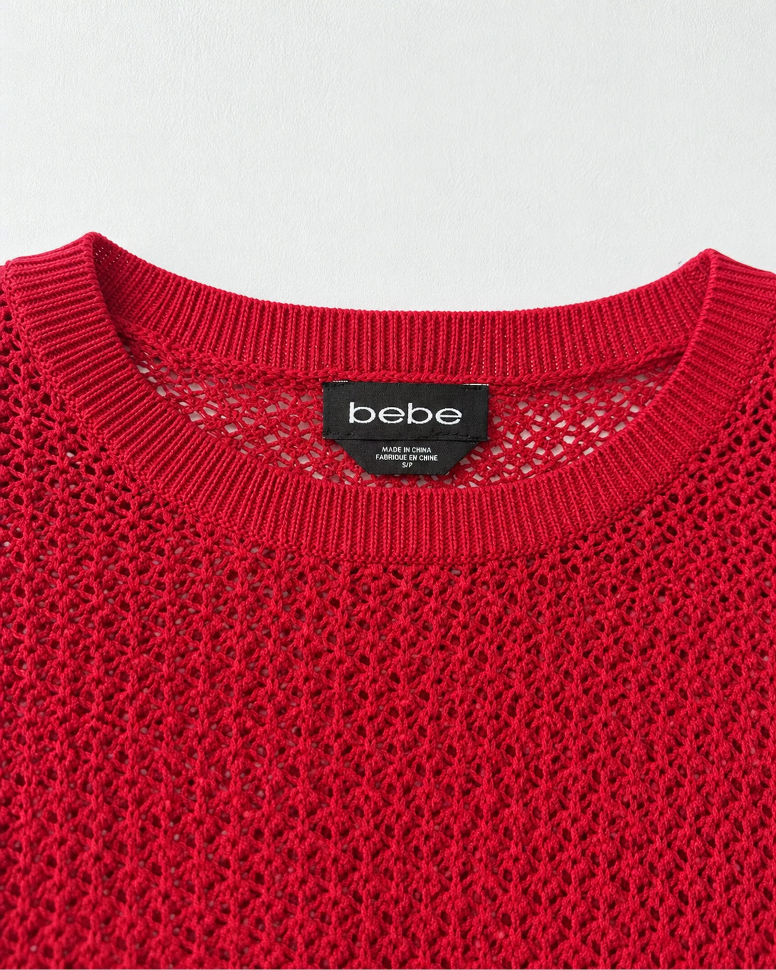 Etiqueta original de marca y talla de conjunto tejido bebe rojo de dos piezas talla s