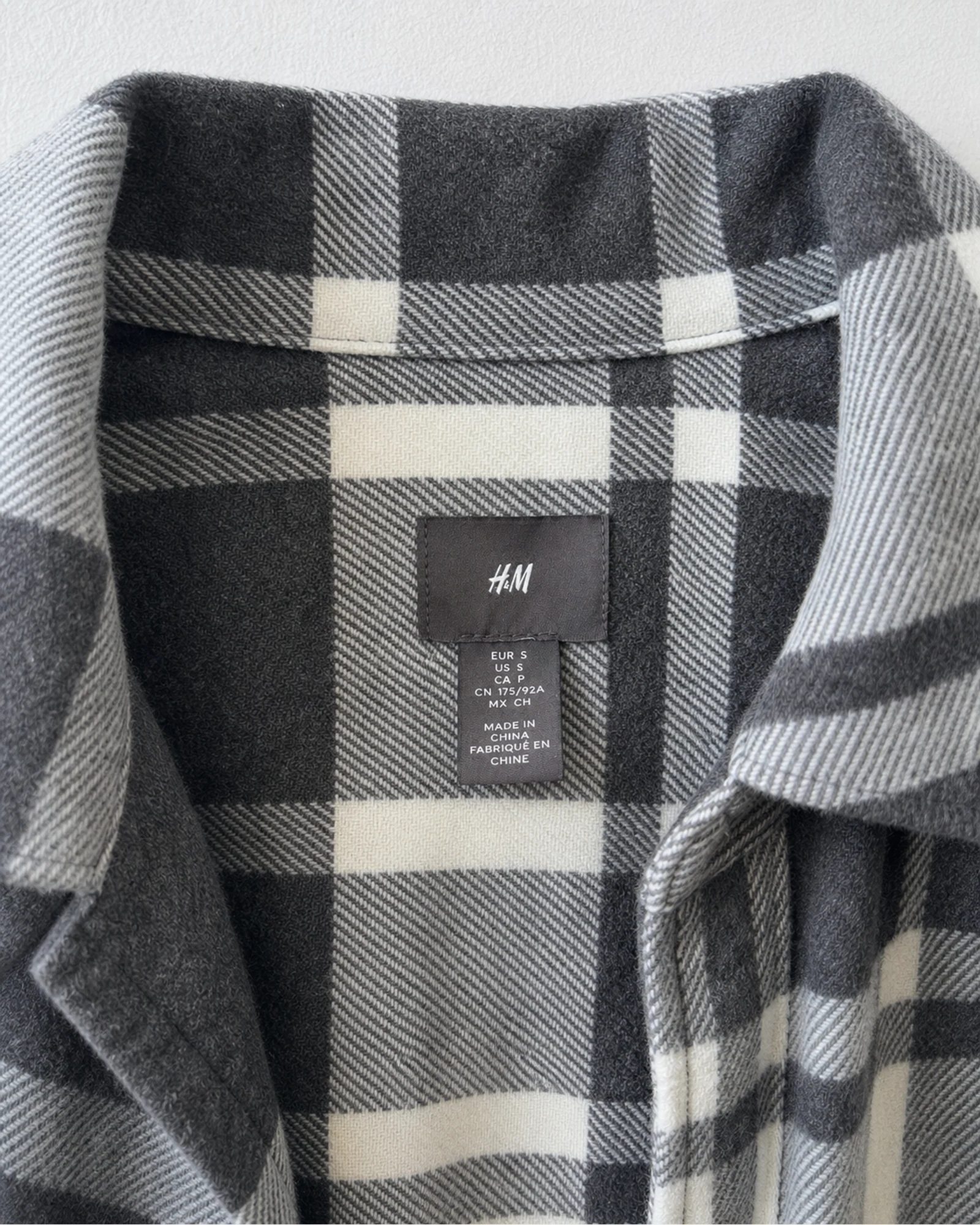 Etiqueta original de marca y talla de camisa o top h&m negro y blanco talla eur s / us s / ca p / cn 175/92a / mx ch
