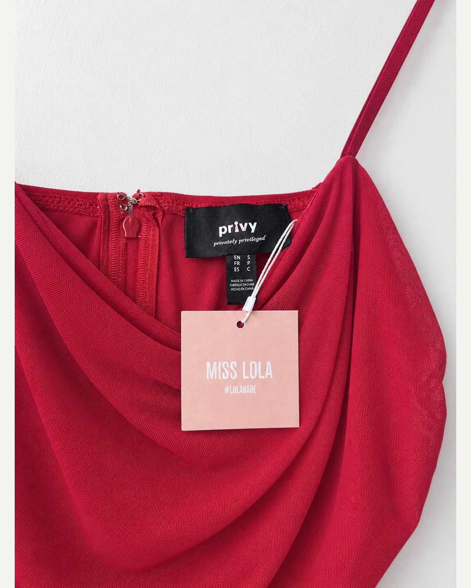 Etiqueta original de marca y talla de vestido privy rojo talla s / p / c