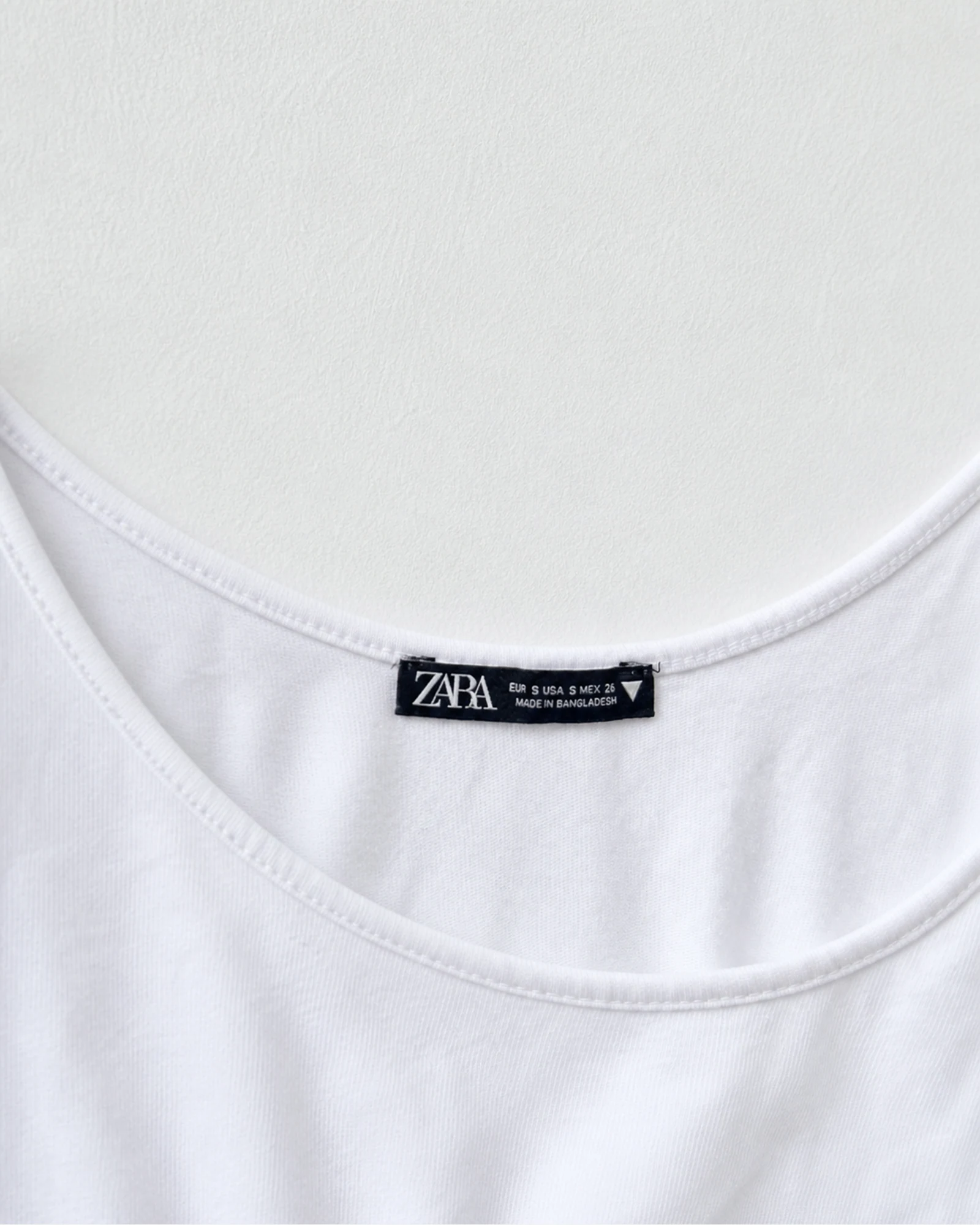 Etiqueta original de marca y talla de top zara blanco talla eur s / usa s / mex 26