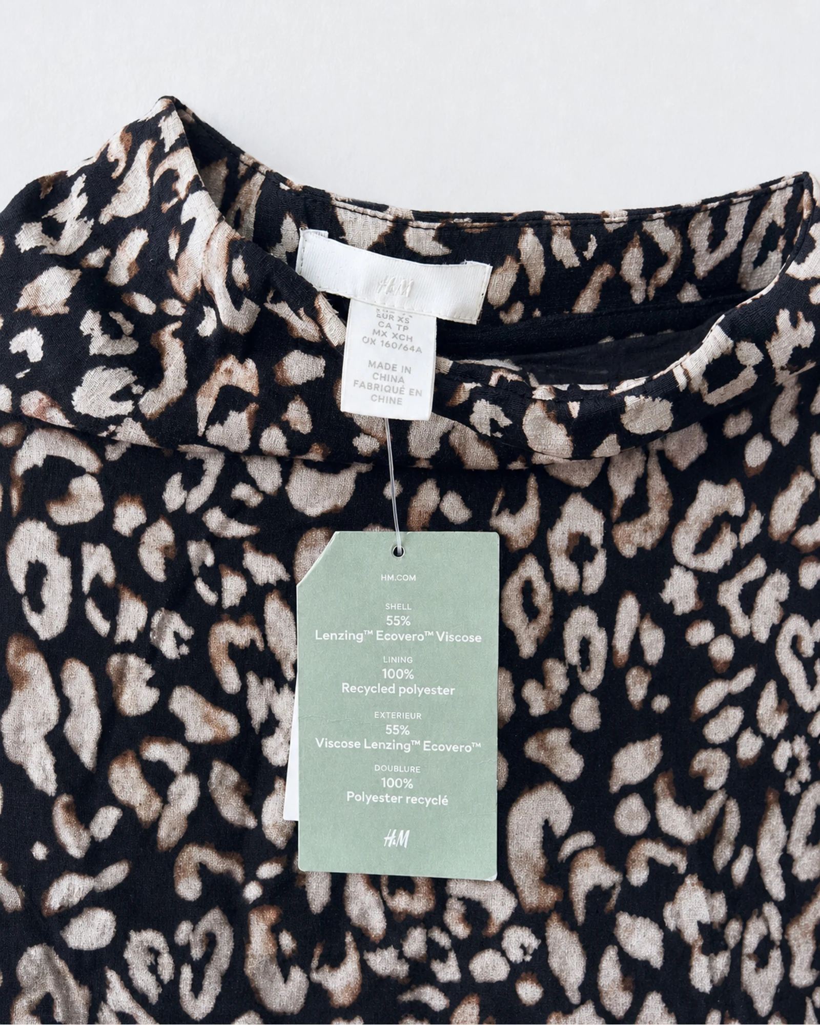 Etiqueta original de marca y talla de camisa o top h&m negro y tan talla s