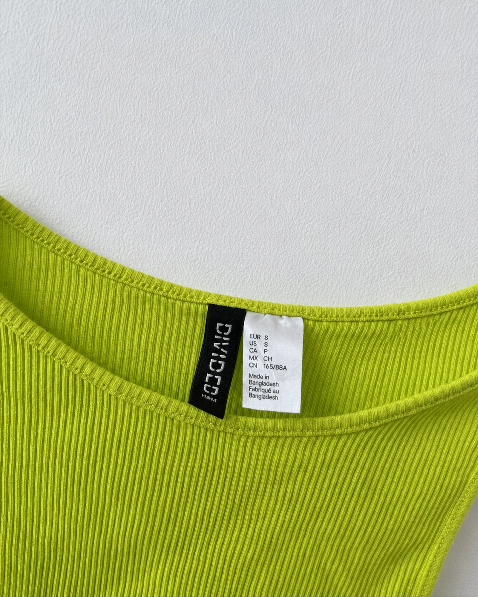 Etiqueta original de marca y talla de camisa o top bershka neon green talla eur s / us s / ca p / mx ch / cn 165/88a