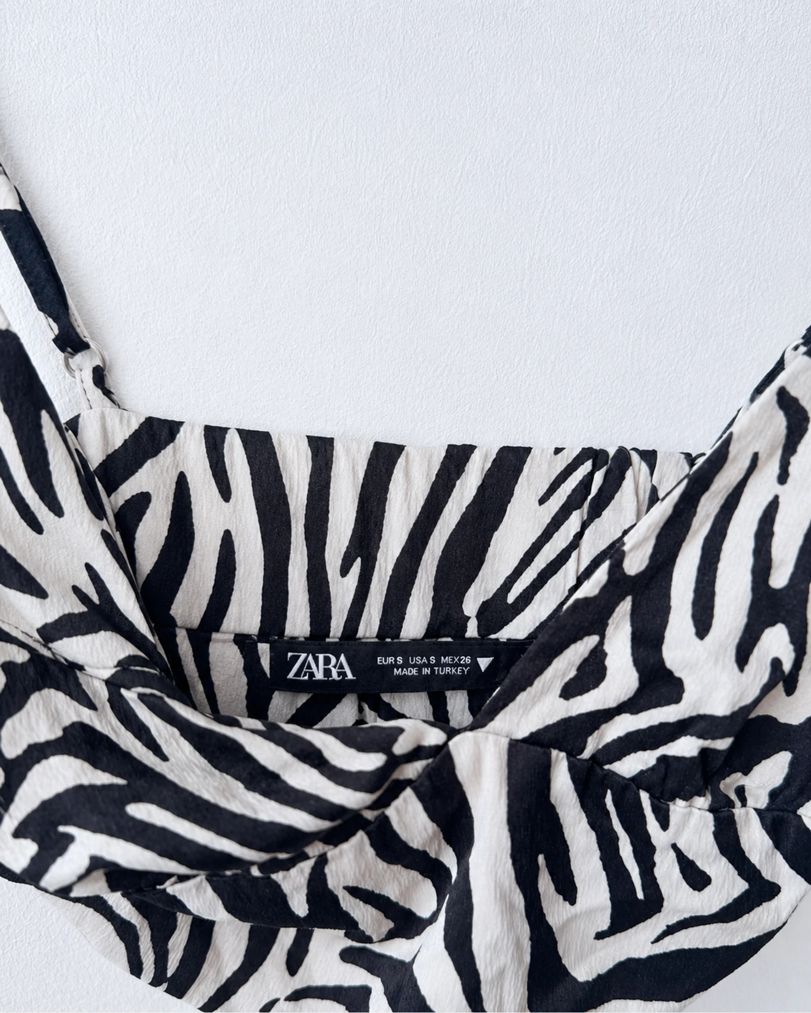 Etiqueta original de marca y talla de camisa o top zara negro y blanco talla eur s / usa s / mex 26