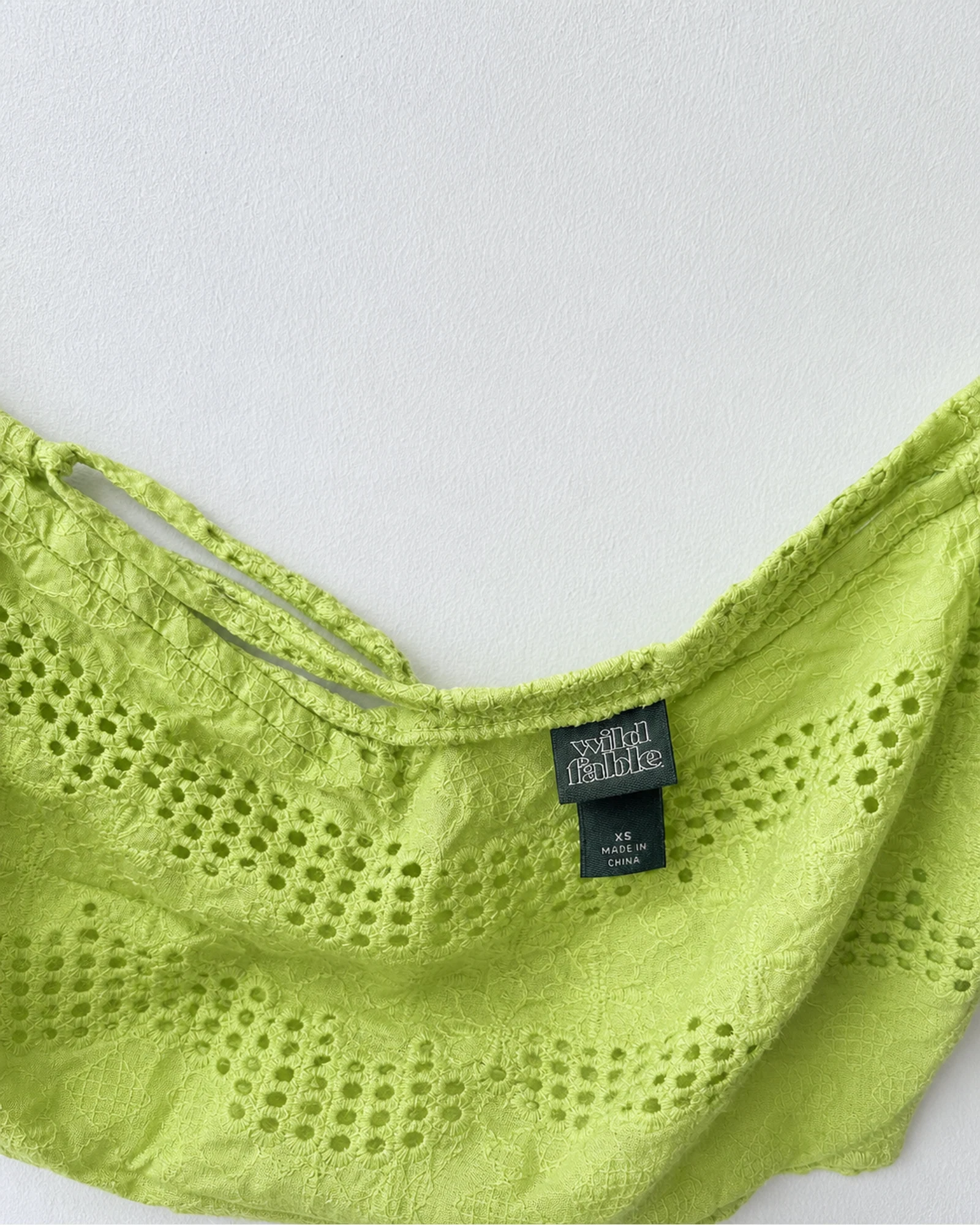 Etiqueta original de marca y talla de camisa o top this is jane lime green talla xs