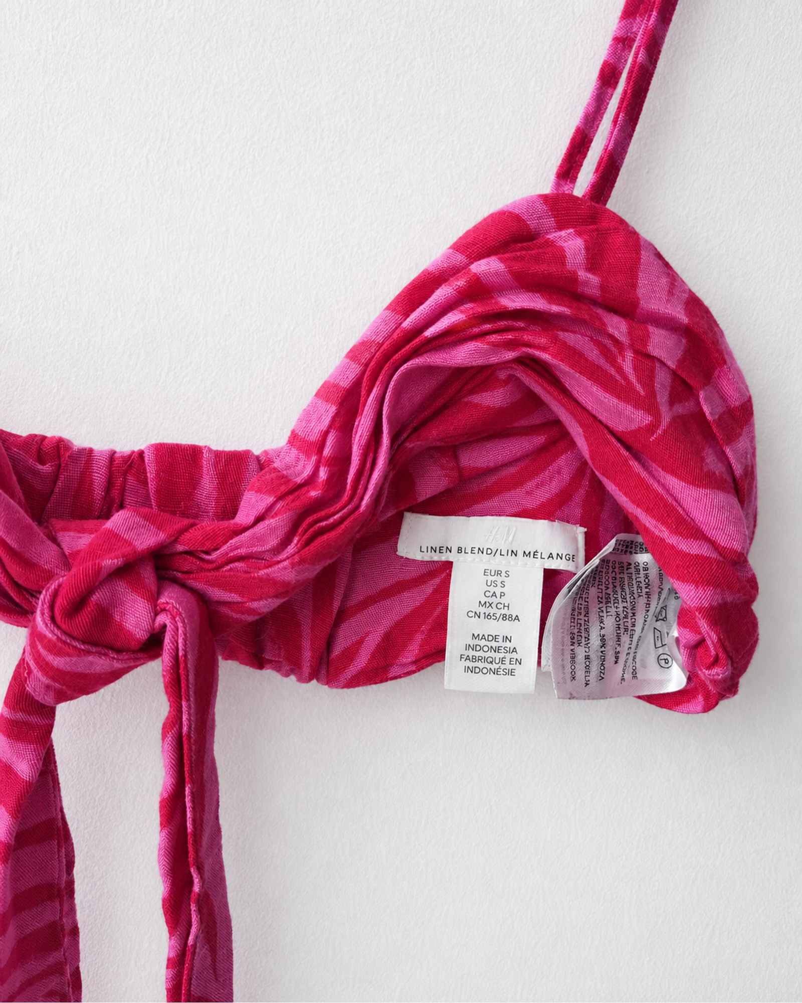 Etiqueta original de marca y talla de camisa o top rosado talla eur s / us s / ca p / mx ch / cn 165/88a