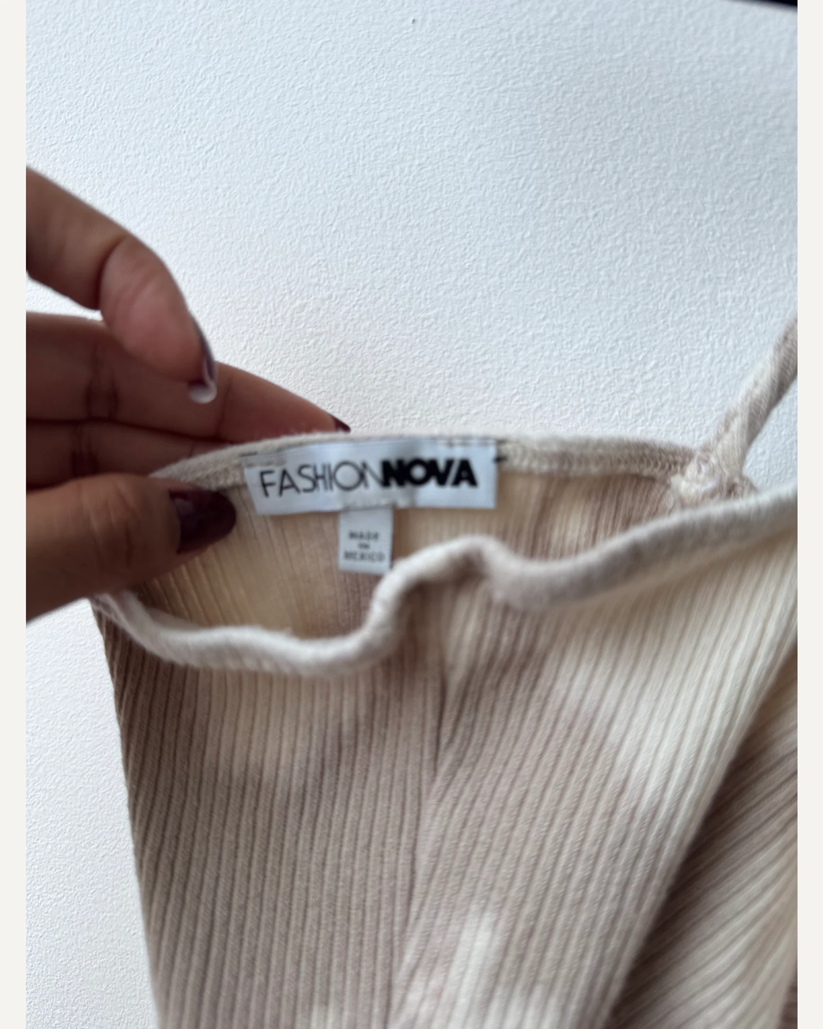 Etiqueta original de marca y talla de camisa o top fashion nova beige talla por confirmar