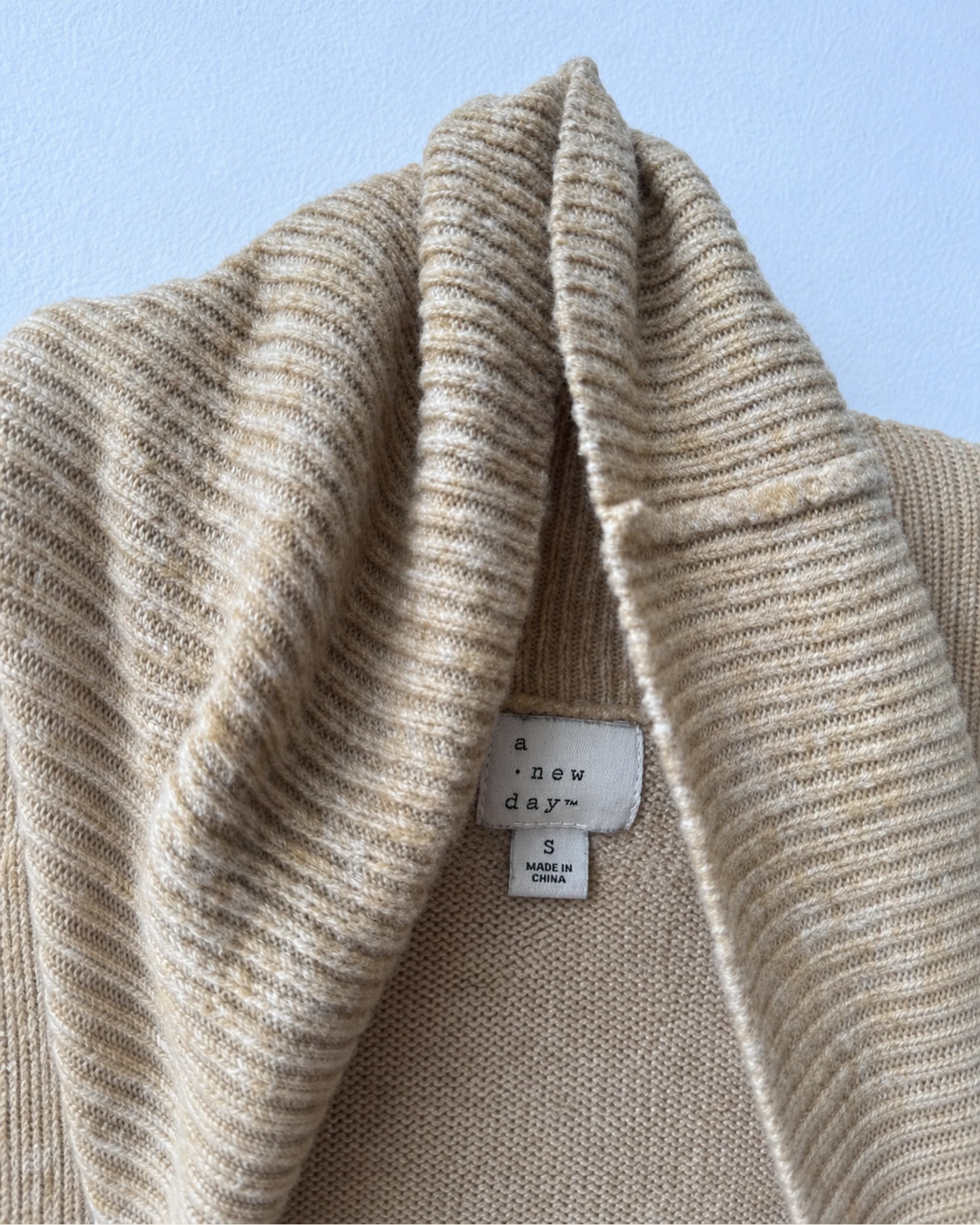 Etiqueta original de marca y talla de suéter o cárdigan about days beige talla s