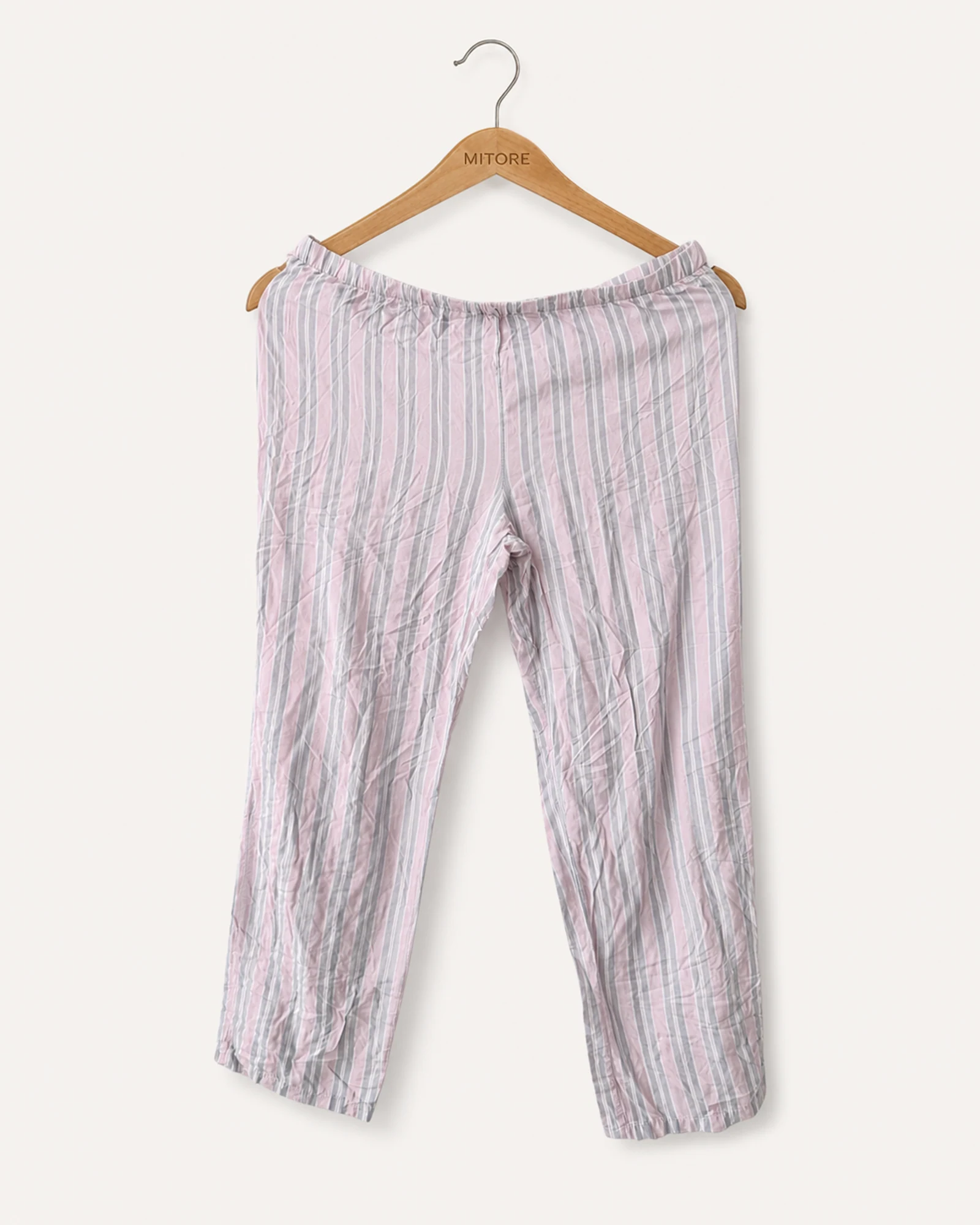 Vista frontal de pantalón burberry rosado, blanco y gris talla s