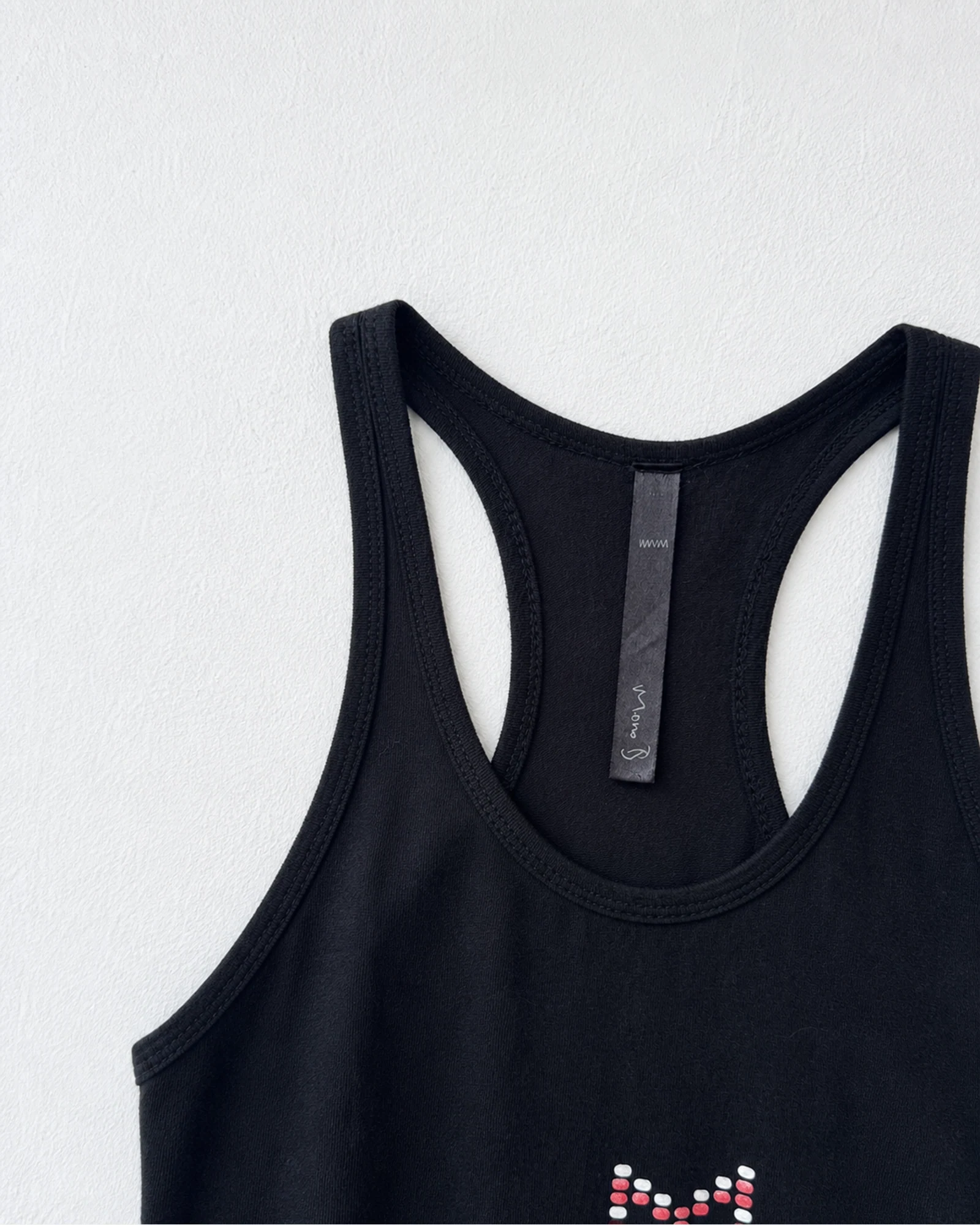 Etiqueta original de marca y talla de vestido mone negro talla s