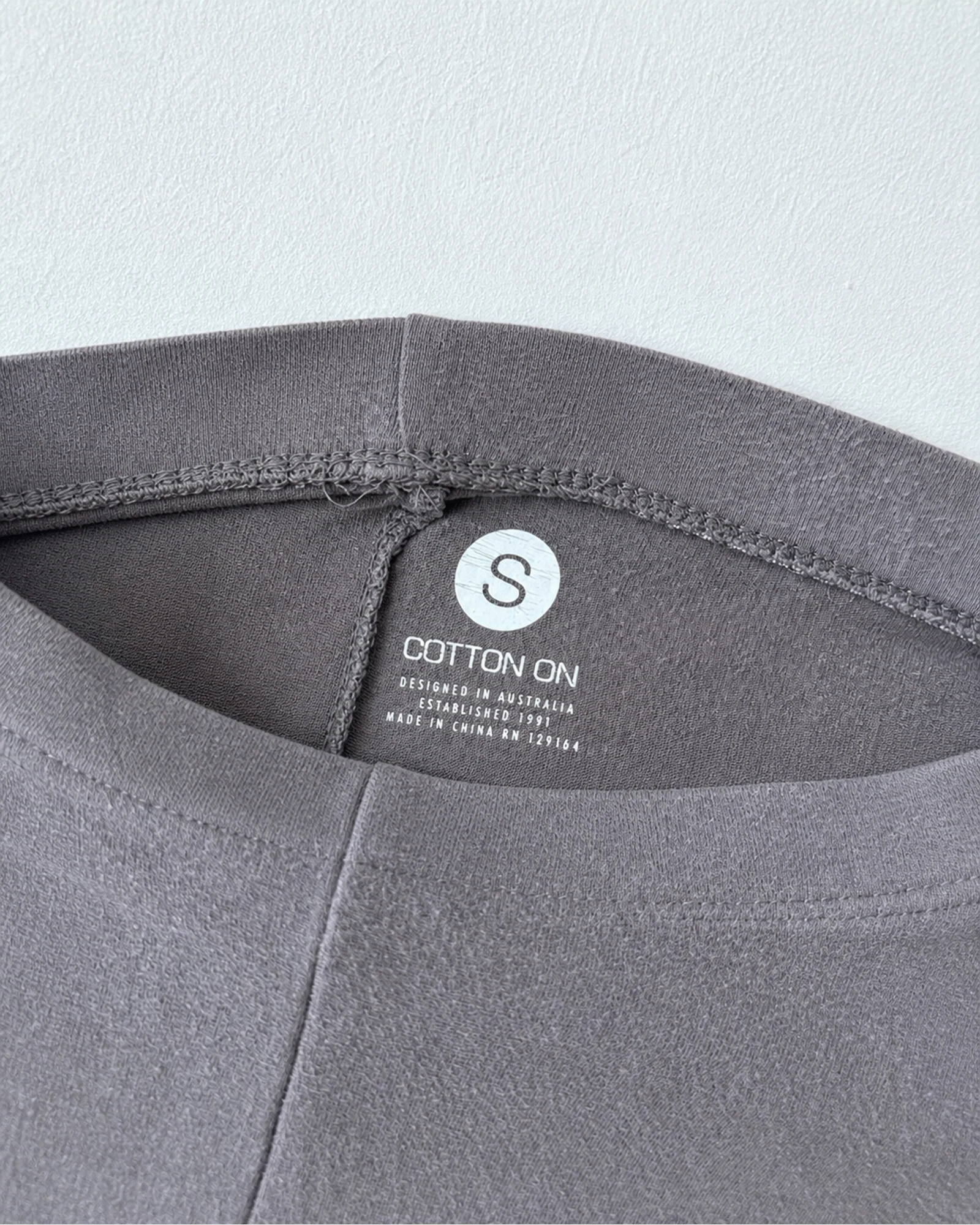 Etiqueta original de marca y talla de leggings cotton on gris talla s